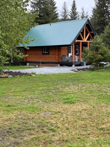 Central Okanagan House | Lofted log cabin with fire table