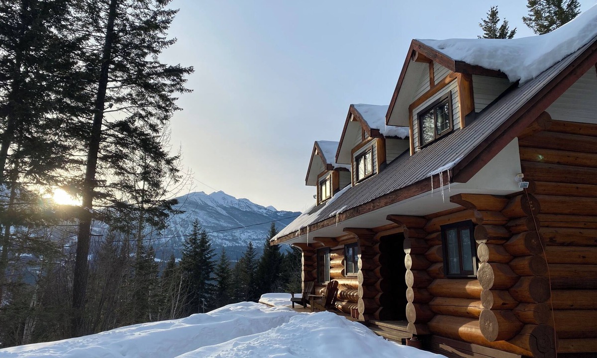 Golden House | Log Home Getaway with Incredible Mountain Views