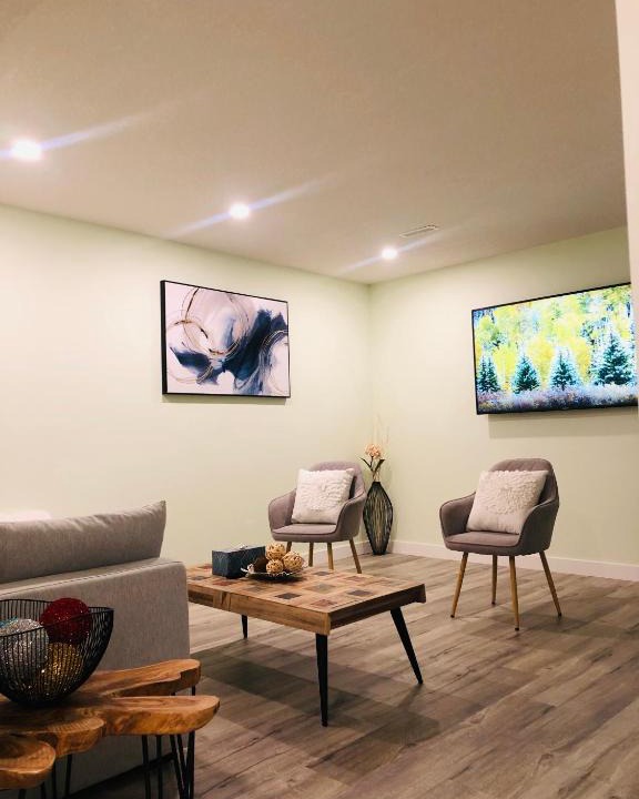 Springbank Hill House | Lovely 2-bedroom suite with private entrance