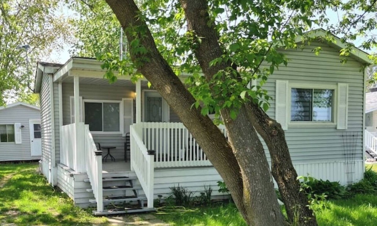 Farnham House | Lovely chalet with SPA