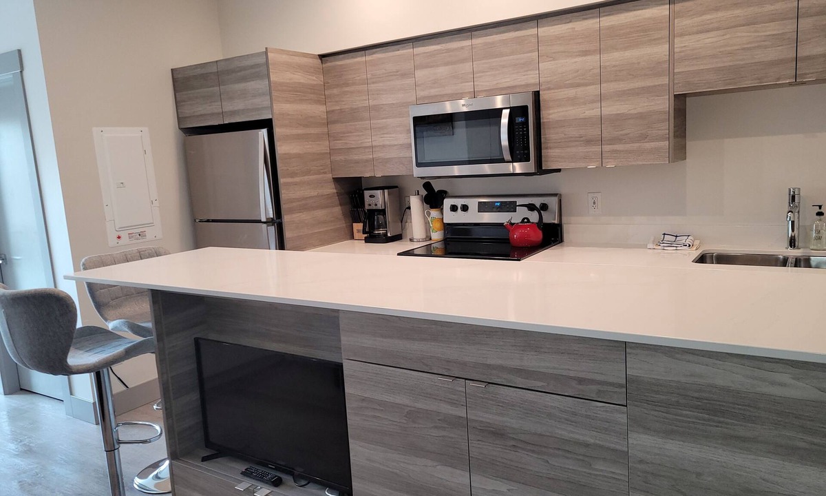 Vernon Condo | Lovely lakeside condo with pool close to amenitiesnn