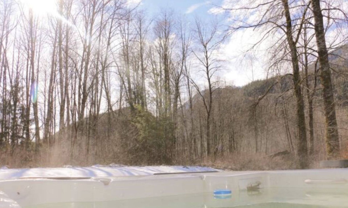 Brackendale House | Lovely Squamish Nature Retreat W/Hot Tub
