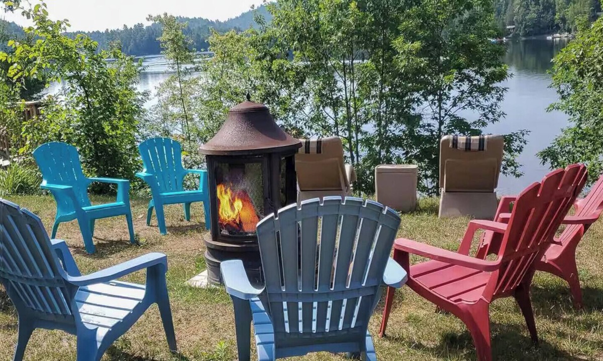 Val-des-Monts Cottage | Luminaire on Lac McGregor