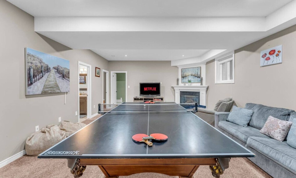 Niagara Falls House | Luxe Home I Mins from Falls I Pool & Pong Table