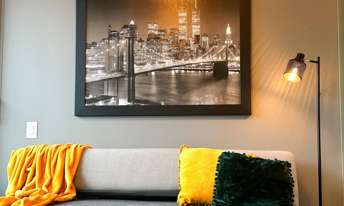 Wellington Place Condo | Luxe Urban Nest @ King & Bathurst with Heated Balconyn