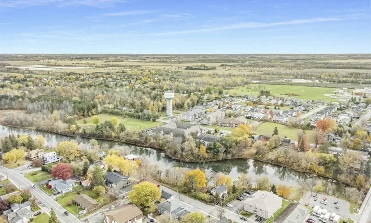 Russell Apartment | Luxurious 2bed 1 bath Executive Suite near Ottawa - sleeps 6