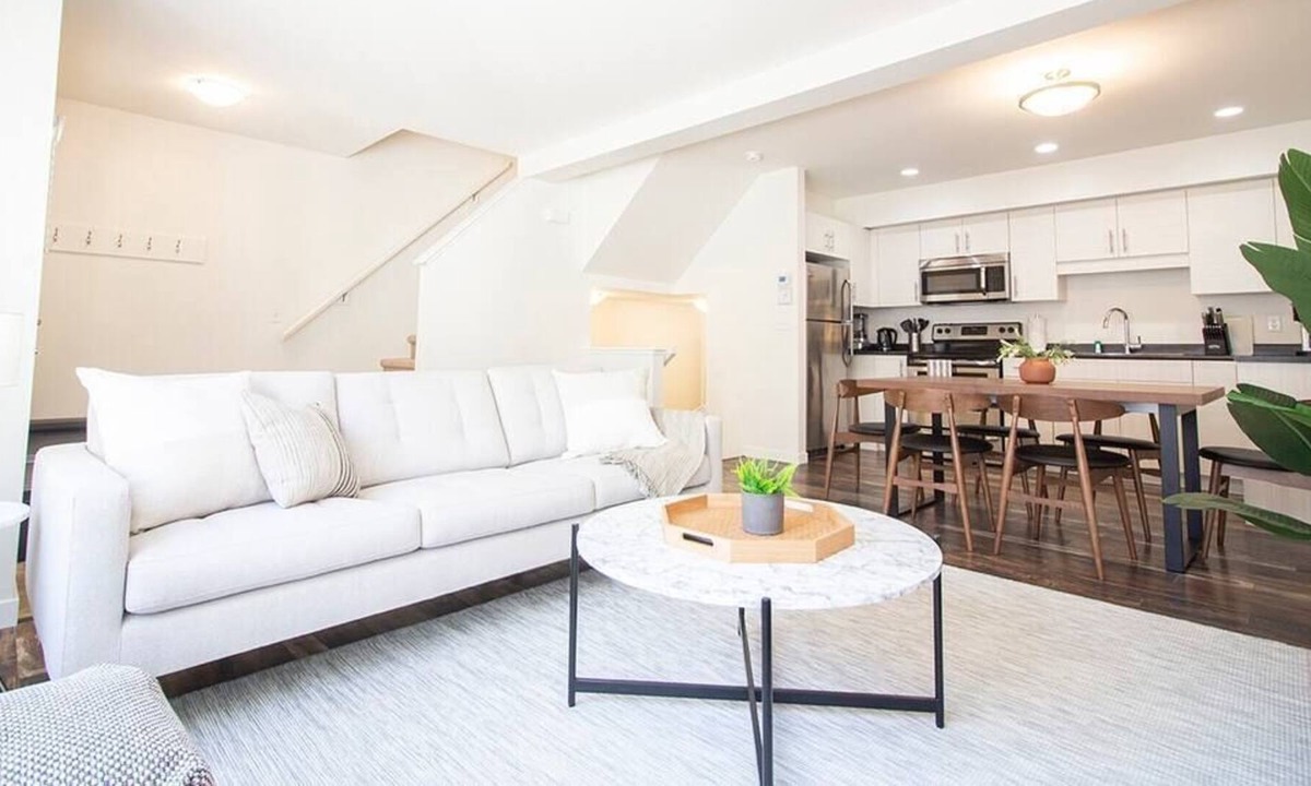 Fort Gary House | Luxurious 3BDRM townhouse with parking and Wi-Fi!
