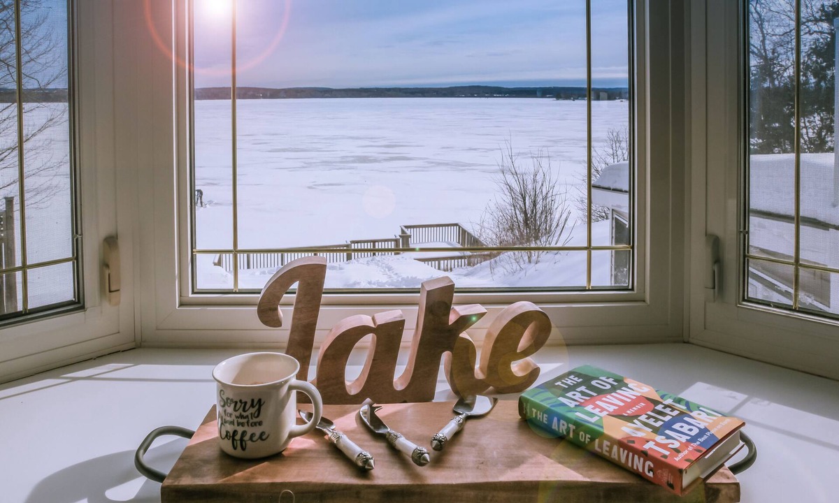 Chisholm House | Luxurious 4 Bedroom Lakefront Paradise