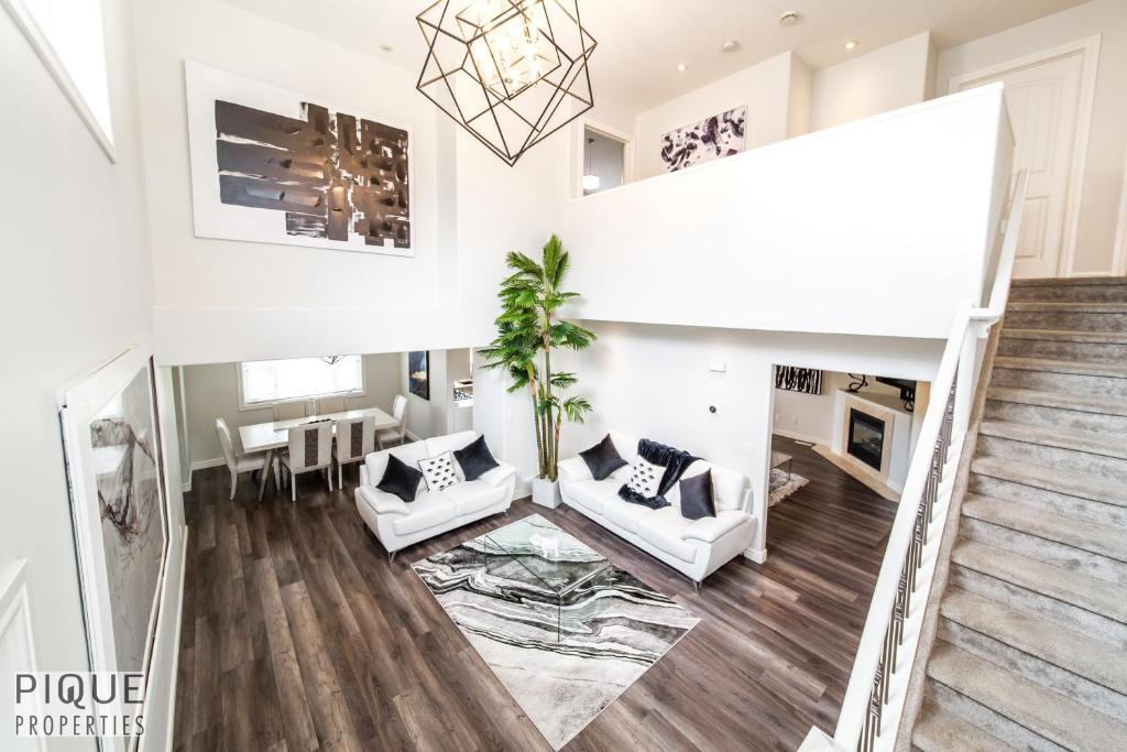 Northwest Edmonton House | LUXURIOUS 6 Bed Home I Fireplace I near Sports Park I with Double Garage & Fast WiFi!