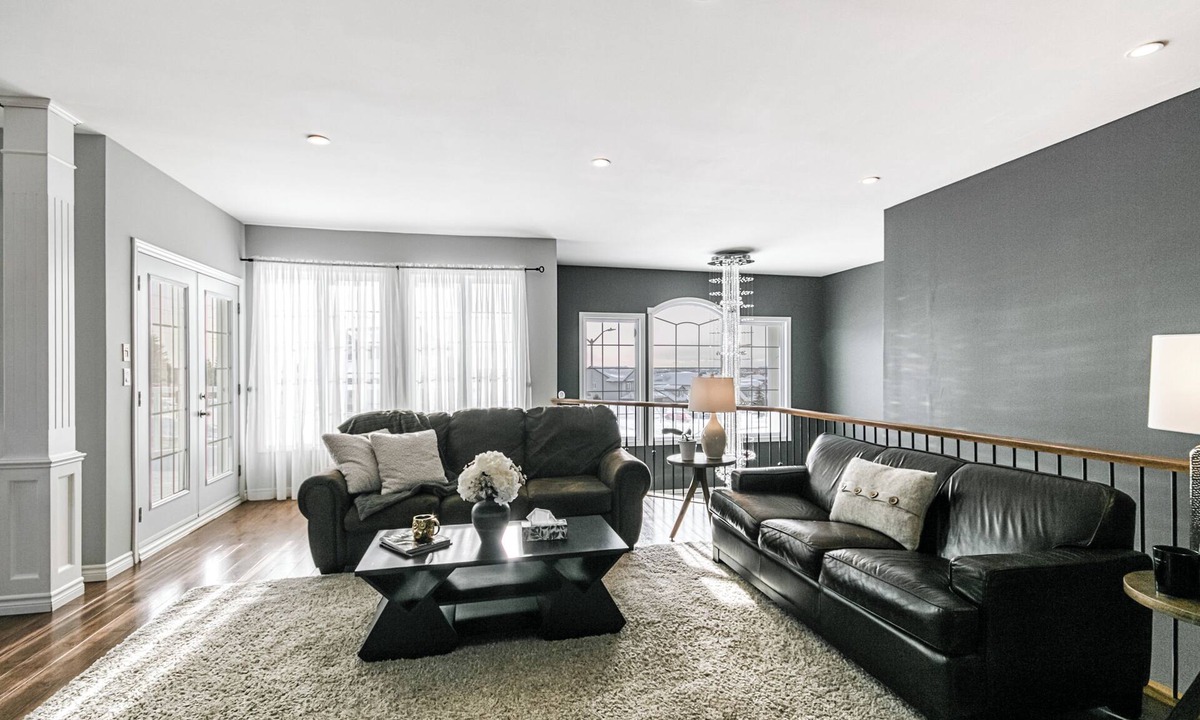 Sudbury House | Luxurious & Cosy Hill Top House with Hot Tub & Best Views of Sunset and City