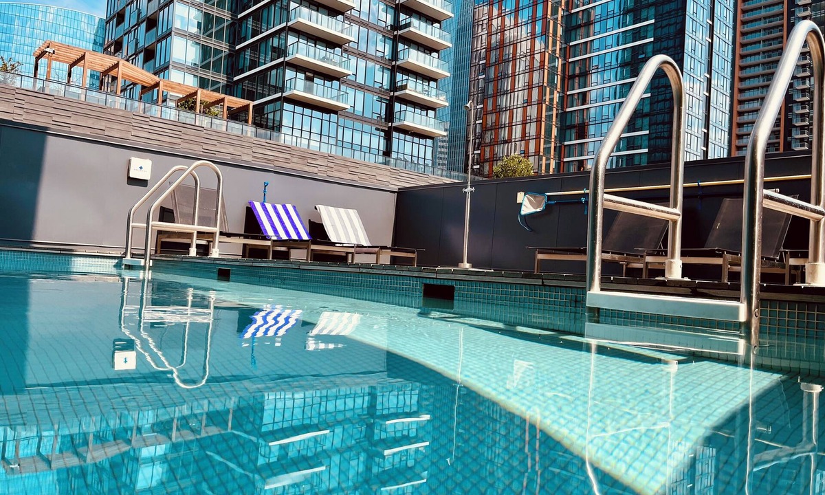 Connaught Condo | Luxurious downtown condo | pool | gym | A/C | heated underground parking