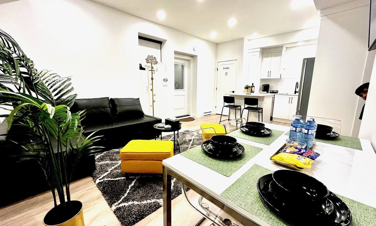 Willoughby House | Luxurious, Modern & Stylish 2 Bedroom Suite, Near Vancouver, Pet Friendly