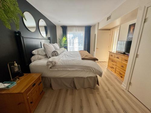 Oro-Medonte House | Luxurious Ski-In Ski-Out Jacuzzi Condo with King Bed, Pool, Gym and Sauna
