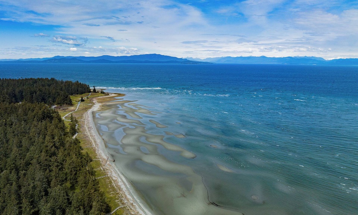 Regional District of Nanaimo House | Luxurious townhouse at Rathtrevor Beach! Aug.29-Sept. 4/25 now available!