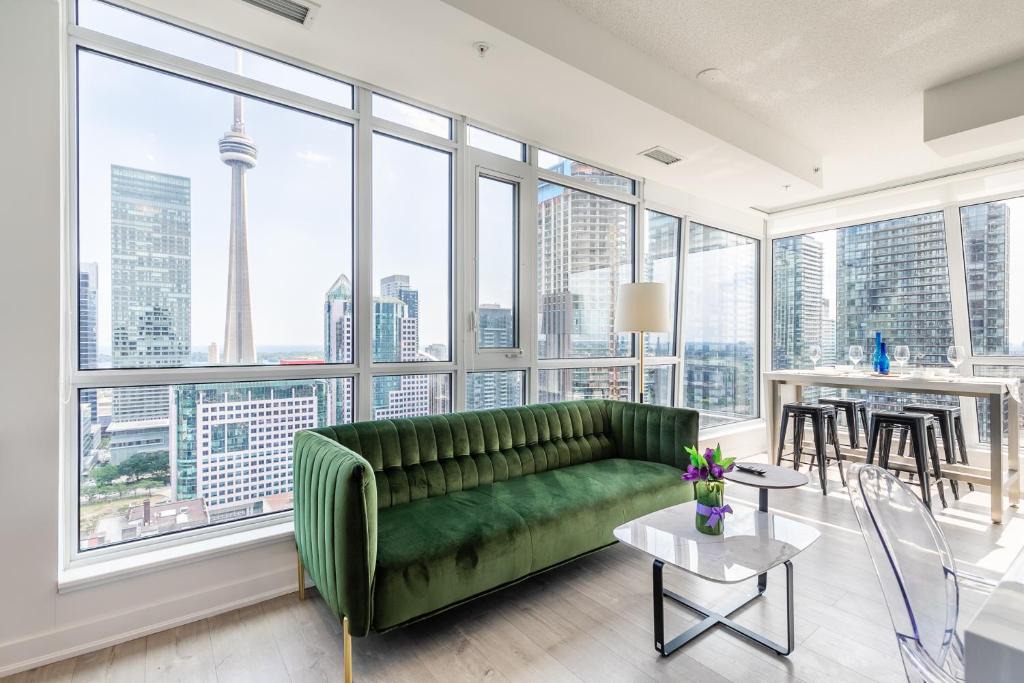 Downtown Toronto Apartment | Luxury 2 BR in the heart of Entertainment District w/ CN Tower View