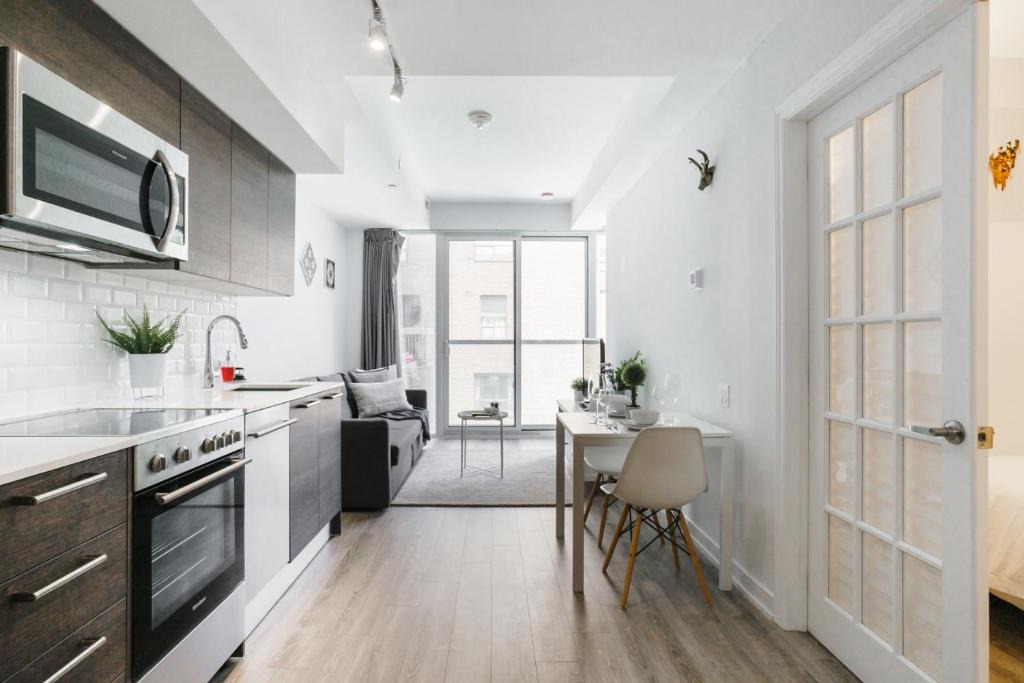 Church and Wellesley Apartment | Luxury 2BR Condo steps from Subway