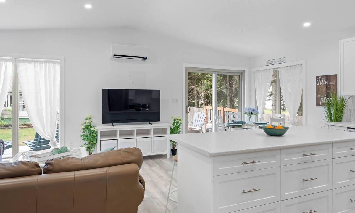 The Bluff Cottage | Luxury 3 bdm cottage 2 min walk from Parlee Beach