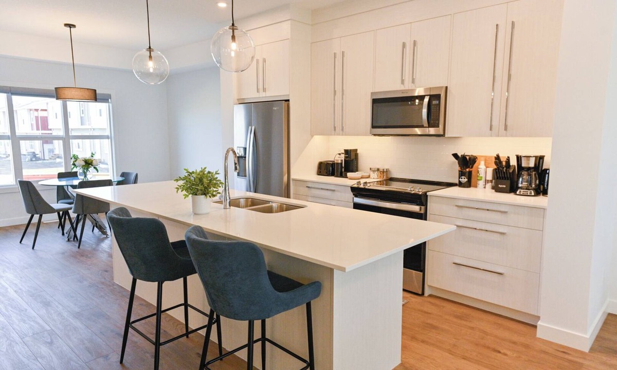Chestermere House | LUXURY 3 BDRM 2.5 BATH TOWNHOME IN CHESTERMERE