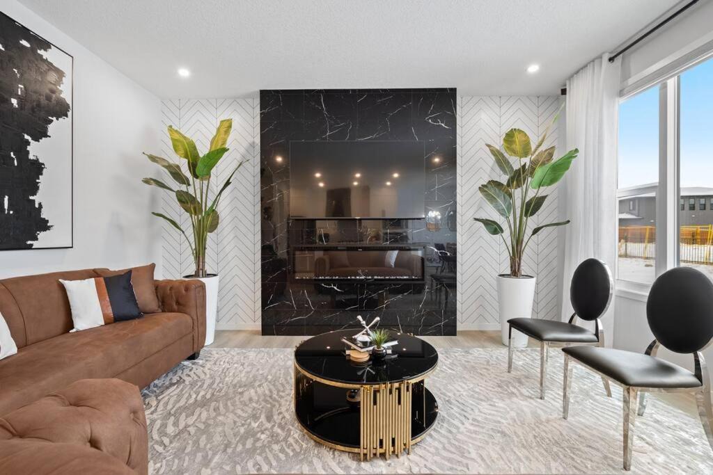 Cranston House | Luxury-4bed with AC-86"TV-BrandNew in Cranston, Calgary