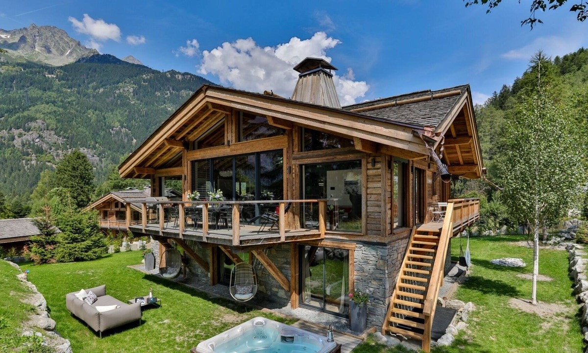 Chamonix-Mont-Blanc Ski Chalet | Luxury 5 Bedroom Chalet with indoor pool & spa