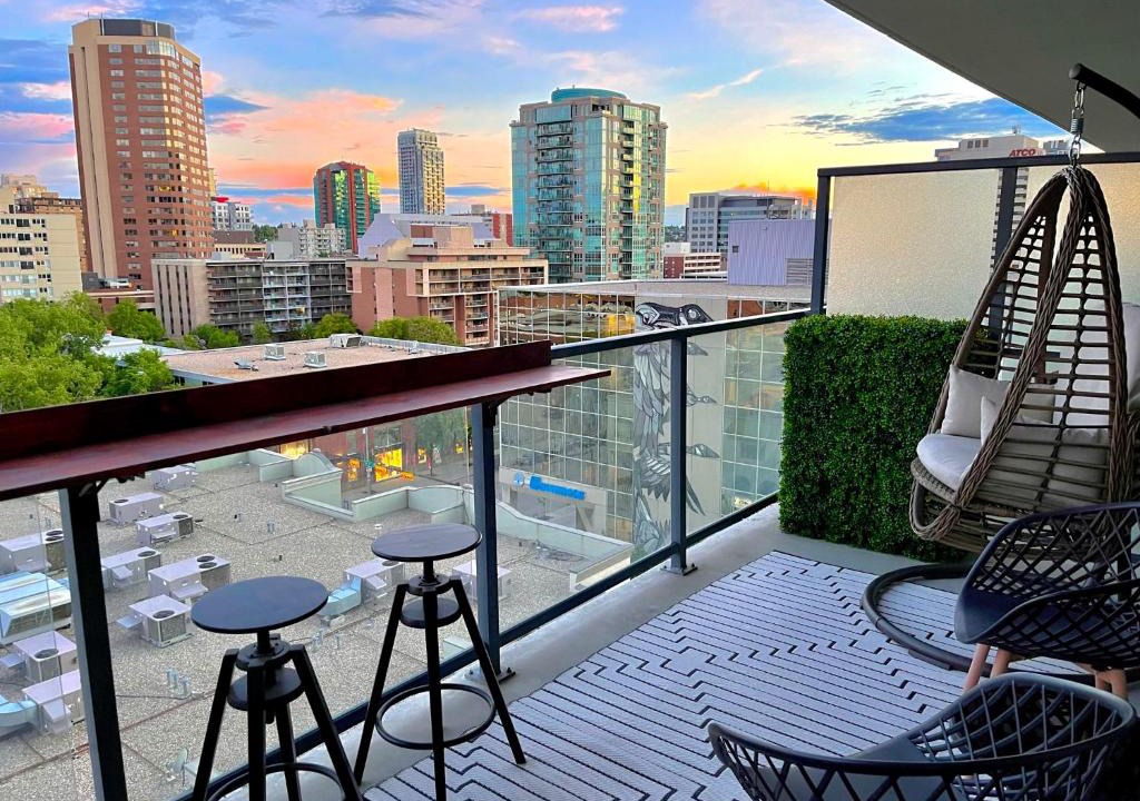 Connaught Apartment | LUXURY DT, 2 Bedroom DEAL, Private Balcony, Full Kitchen, Gym - FREE PARKING