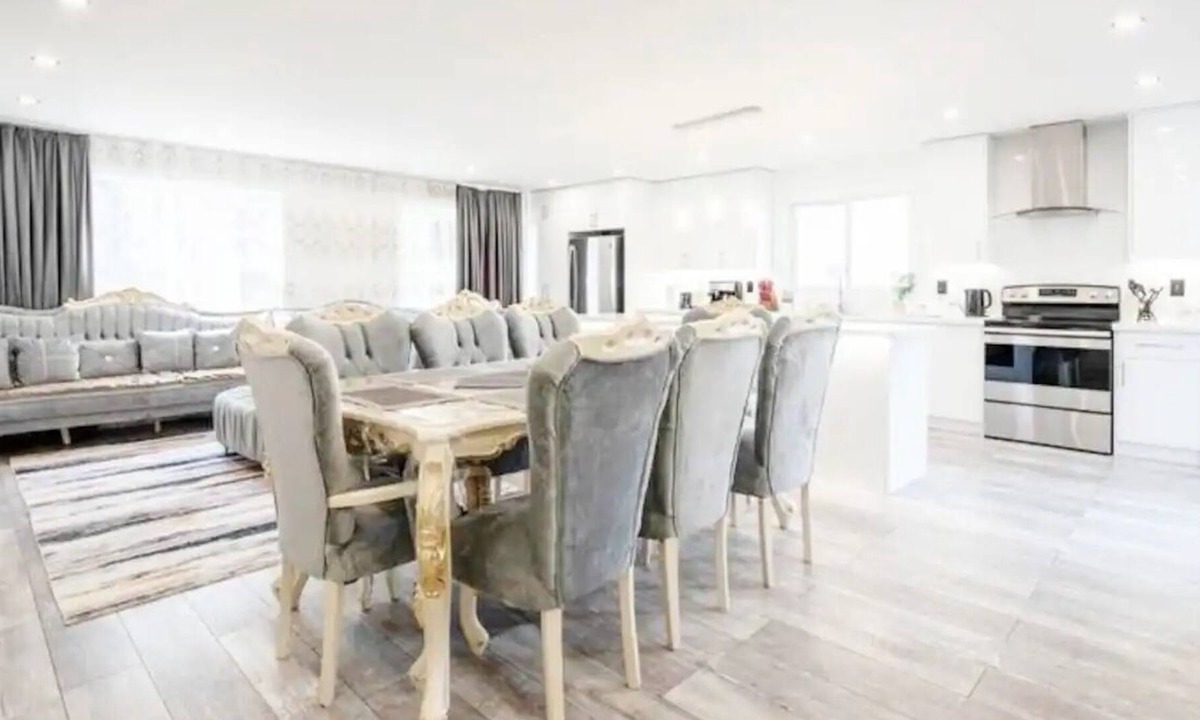 St. Catharines House | Luxury Home by the Lake [5 Bedrooms & 2 Baths]