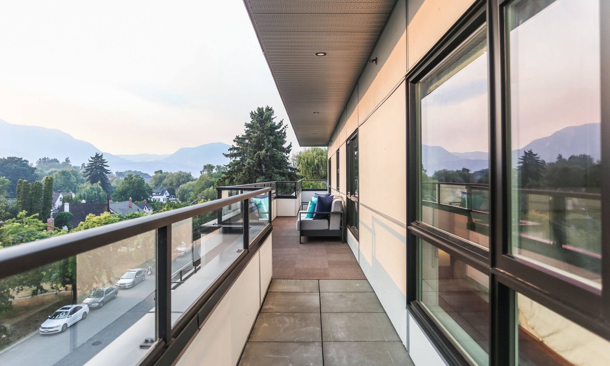 South Central Condo | Luxury Lakeshore Condo with Rooftop Patio