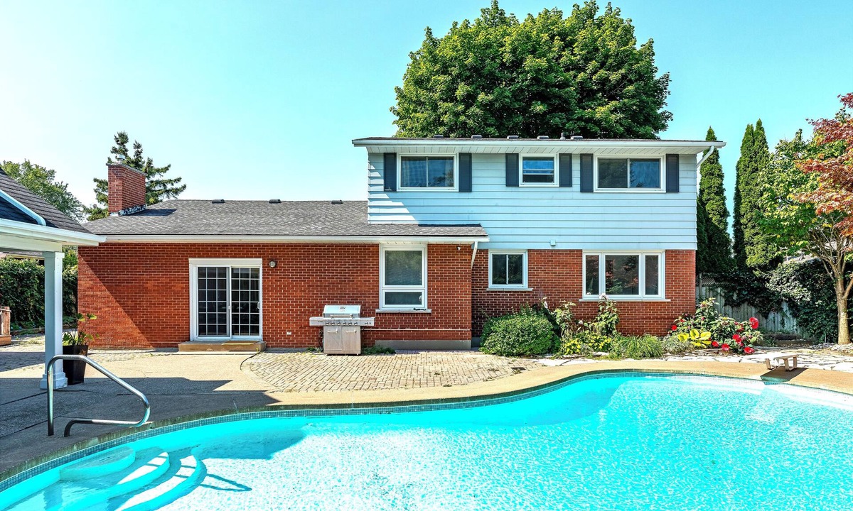 Niagara-on-the-Lake House | Luxury Old Town Escape With Pool and Hot Tub in Spacious House