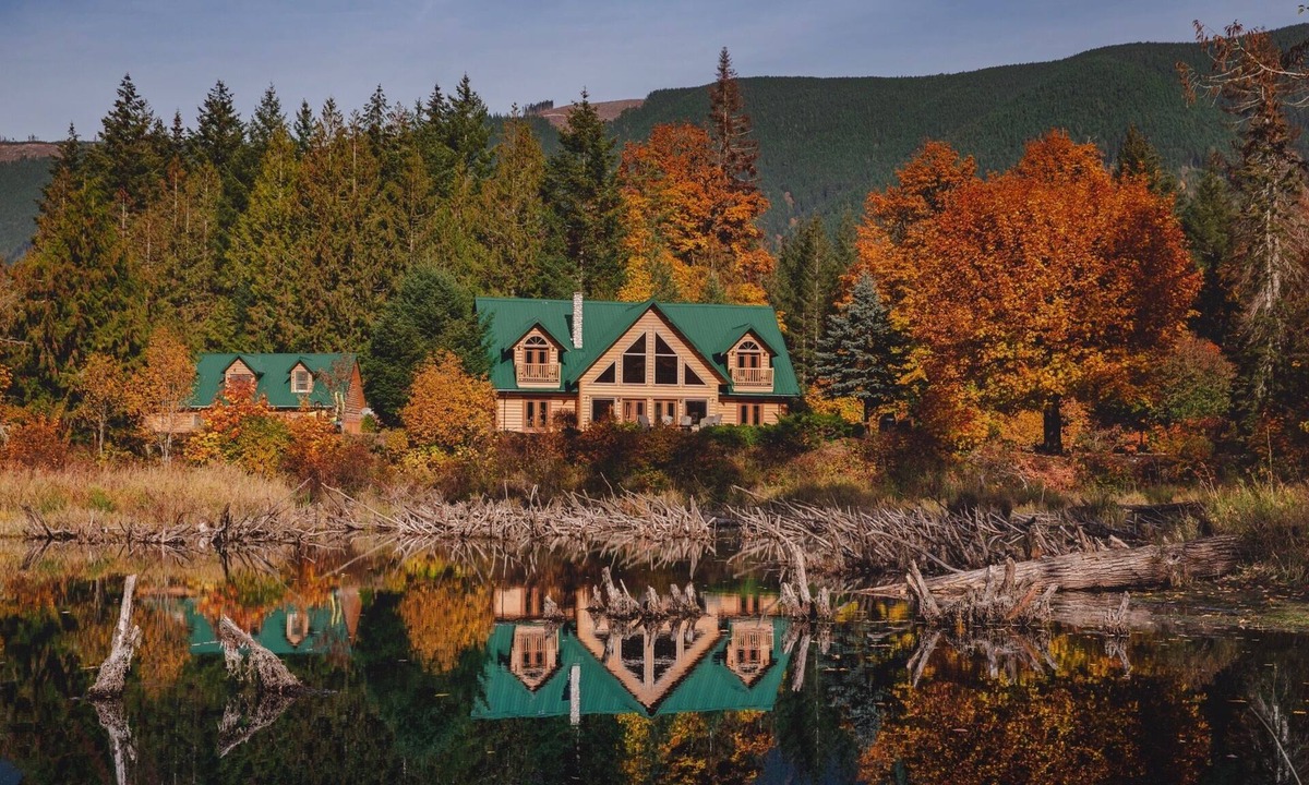 Lake Cowichan Cabin | Luxury Riverside LodgenSleeps 10 - 4 ensuite bedrooms