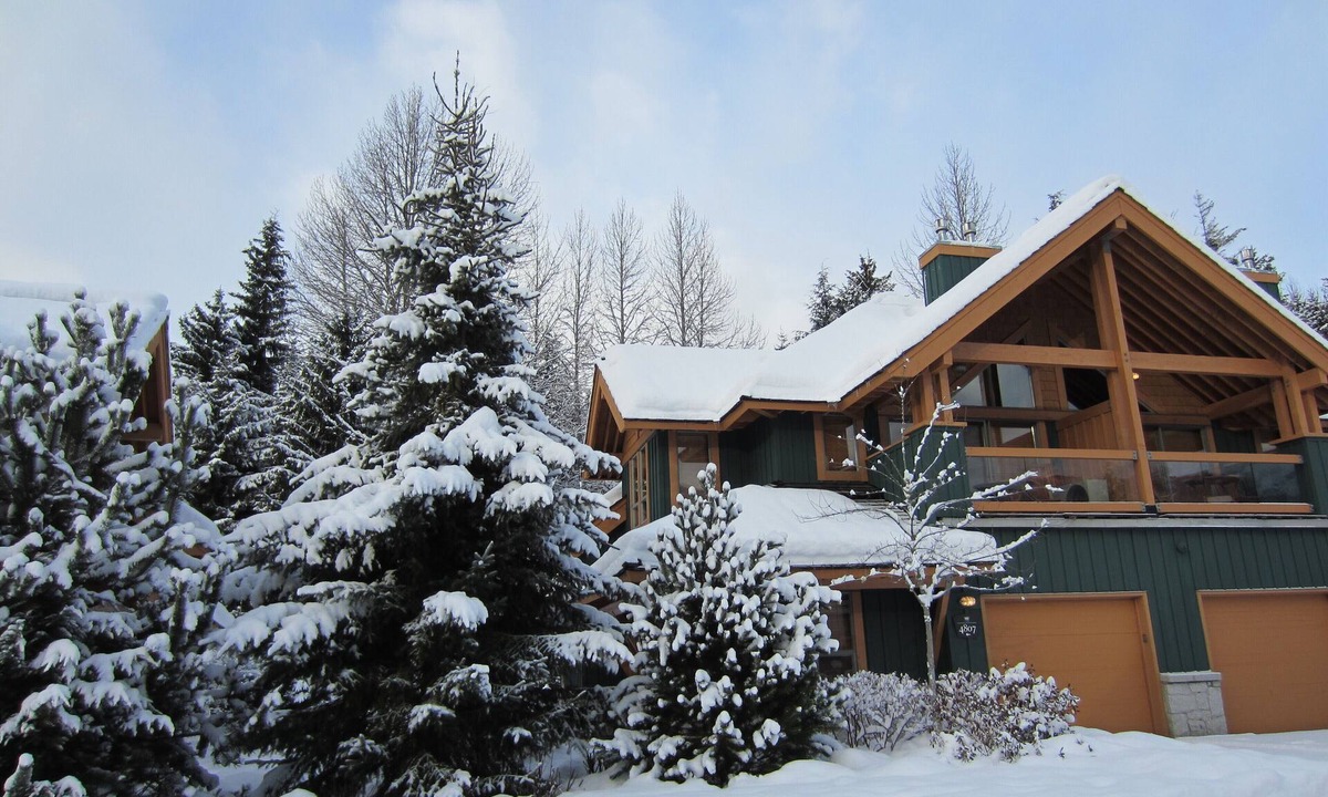 Village North House | Luxury Whistler Accomodations - 4 Bedroom Montebello Townhome - Hot Tub - WiFi