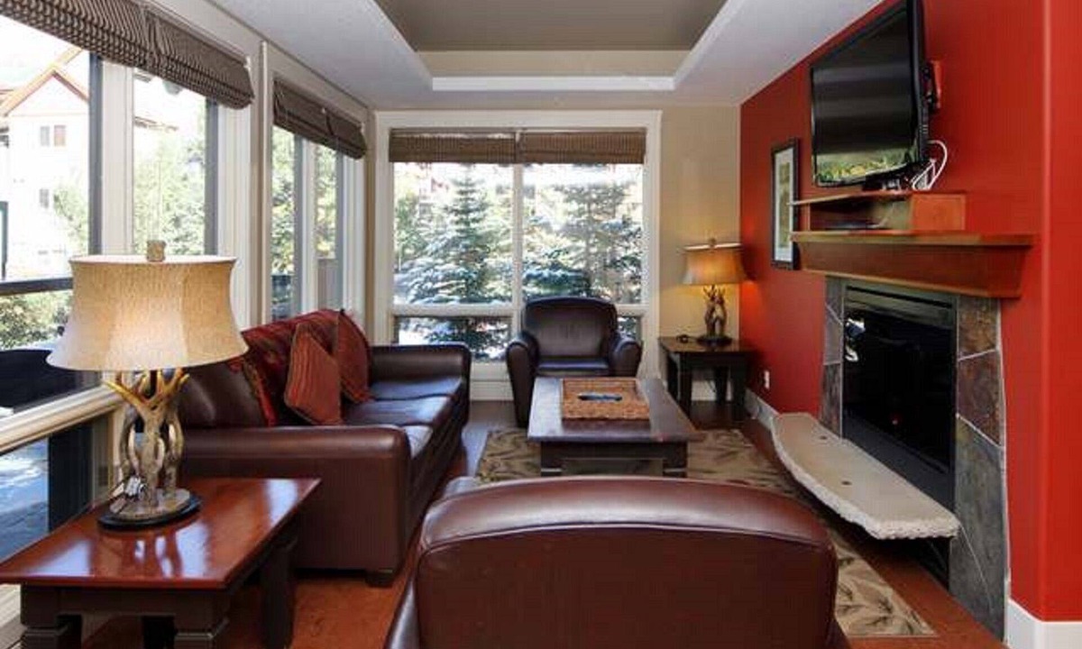 Canmore Condo | Mökki Mountain Suite - mountain views & private corner unit