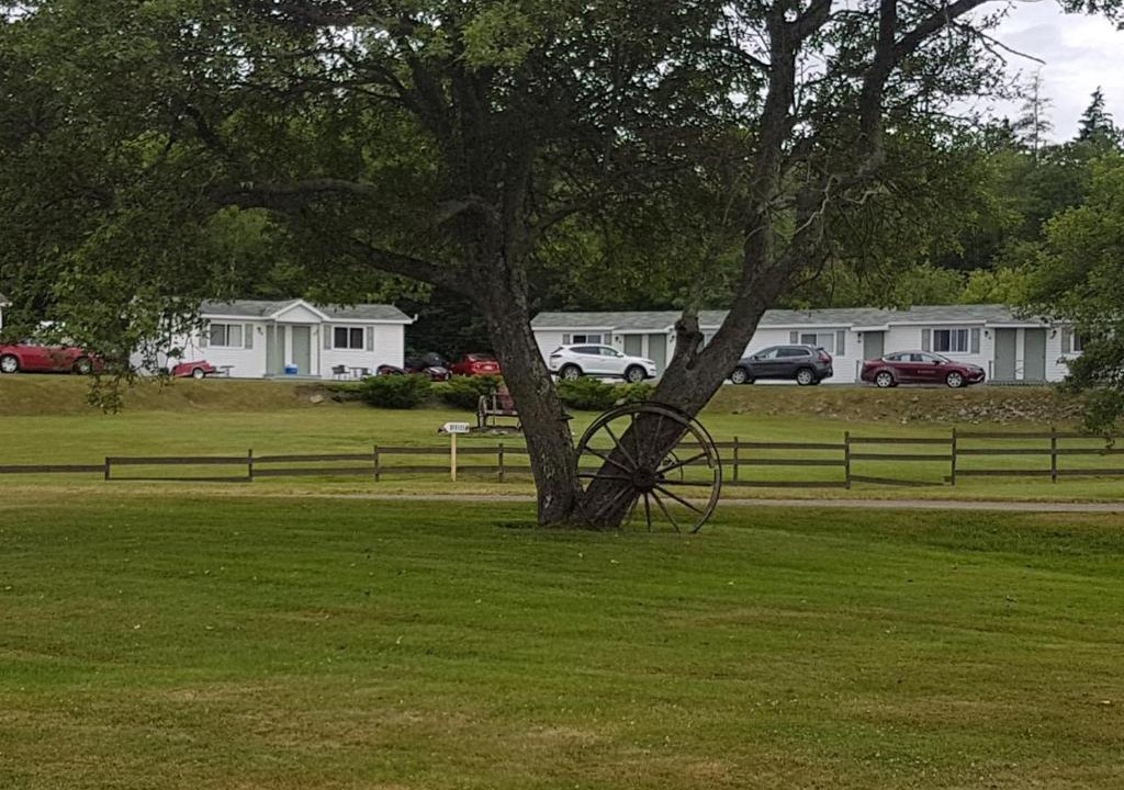 Groves Point Hotel | MacNeil's Motel