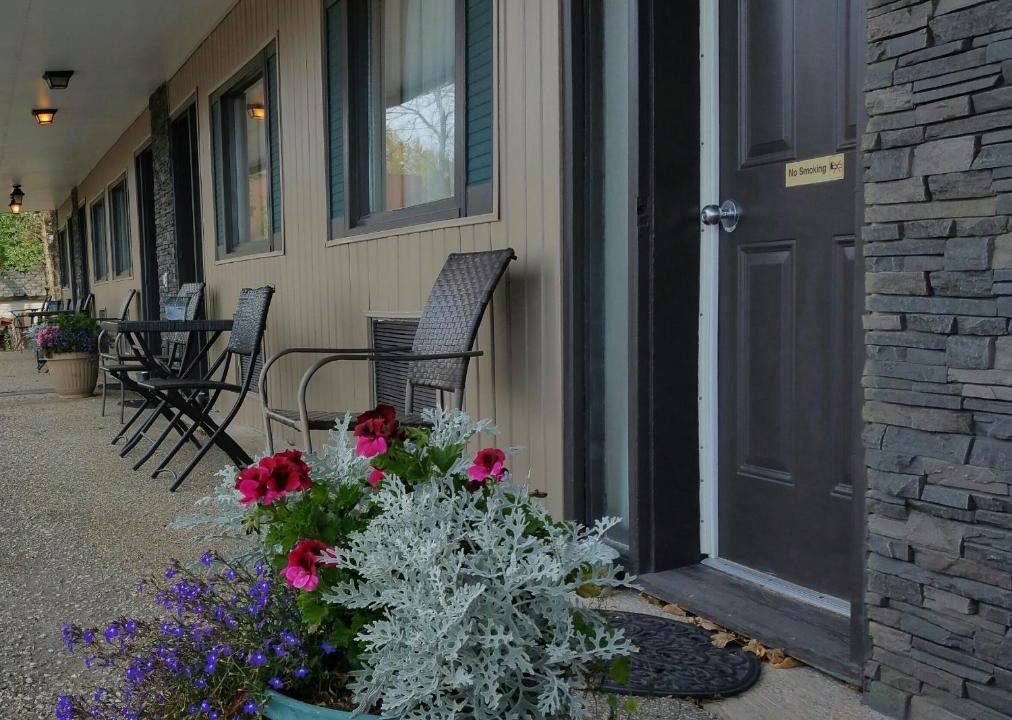 Emerson Hotel | Maple Leaf Motel Emerson