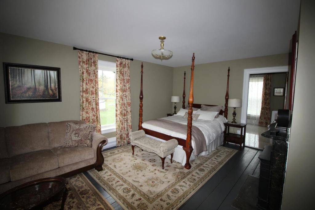 Dorchester Bed & Breakfast | Maplehurst Manor Bed and Breakfast