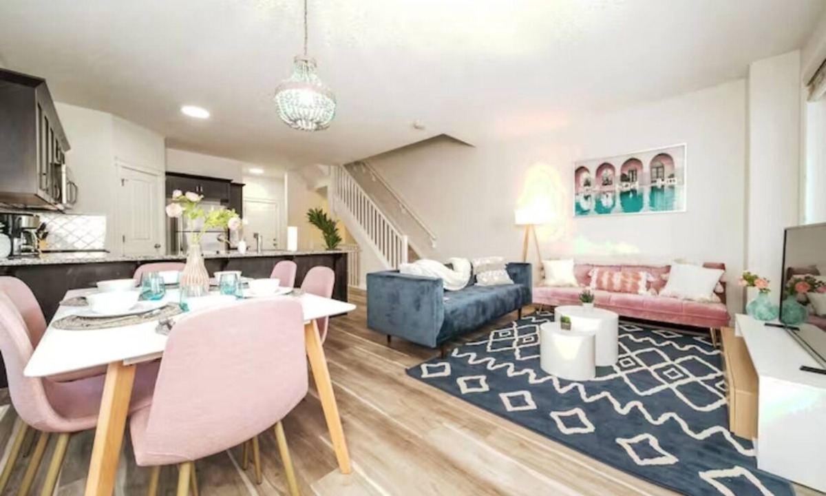 Northwest Edmonton House | ☆Mediterranean Retreat☆King Bed★Fireplace★Garage