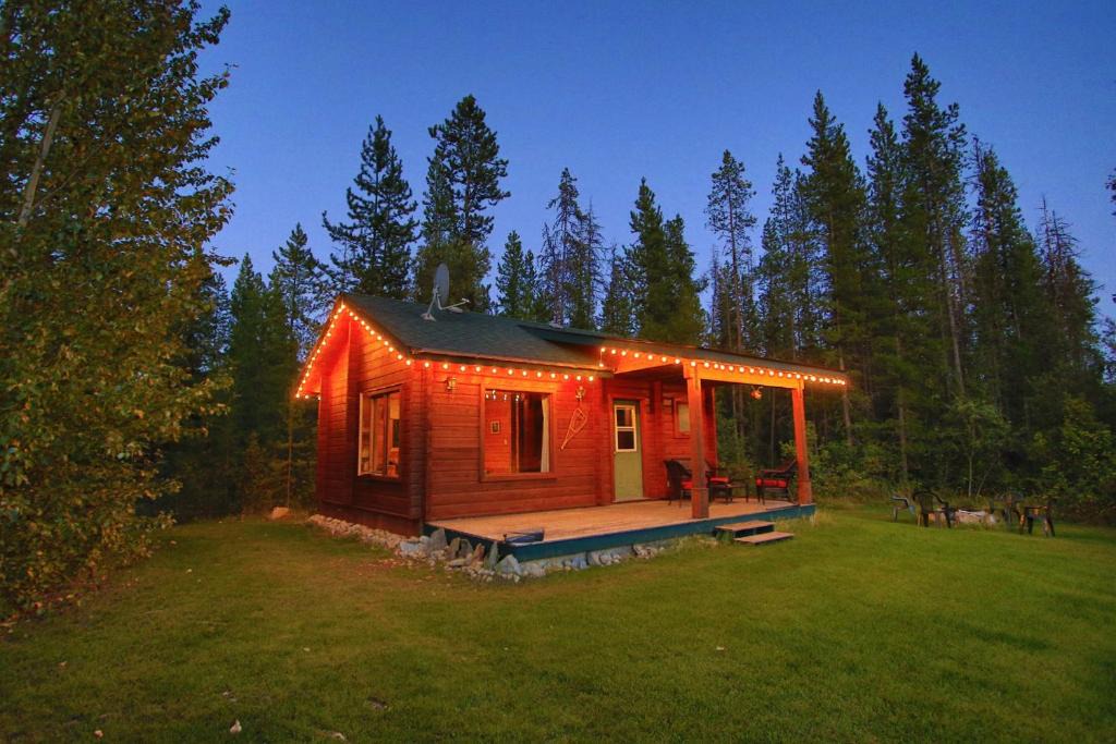 Tete Jaune Cache Ski Chalet | Mica Mountain Lodge & Log Cabins