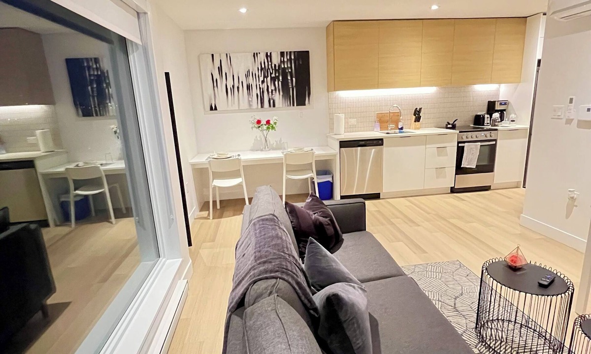 Cote-Des-Neiges—Notre-Dame-De-Grace Apartment | Mid-Town Luxurious 1br condo w/FREE parking