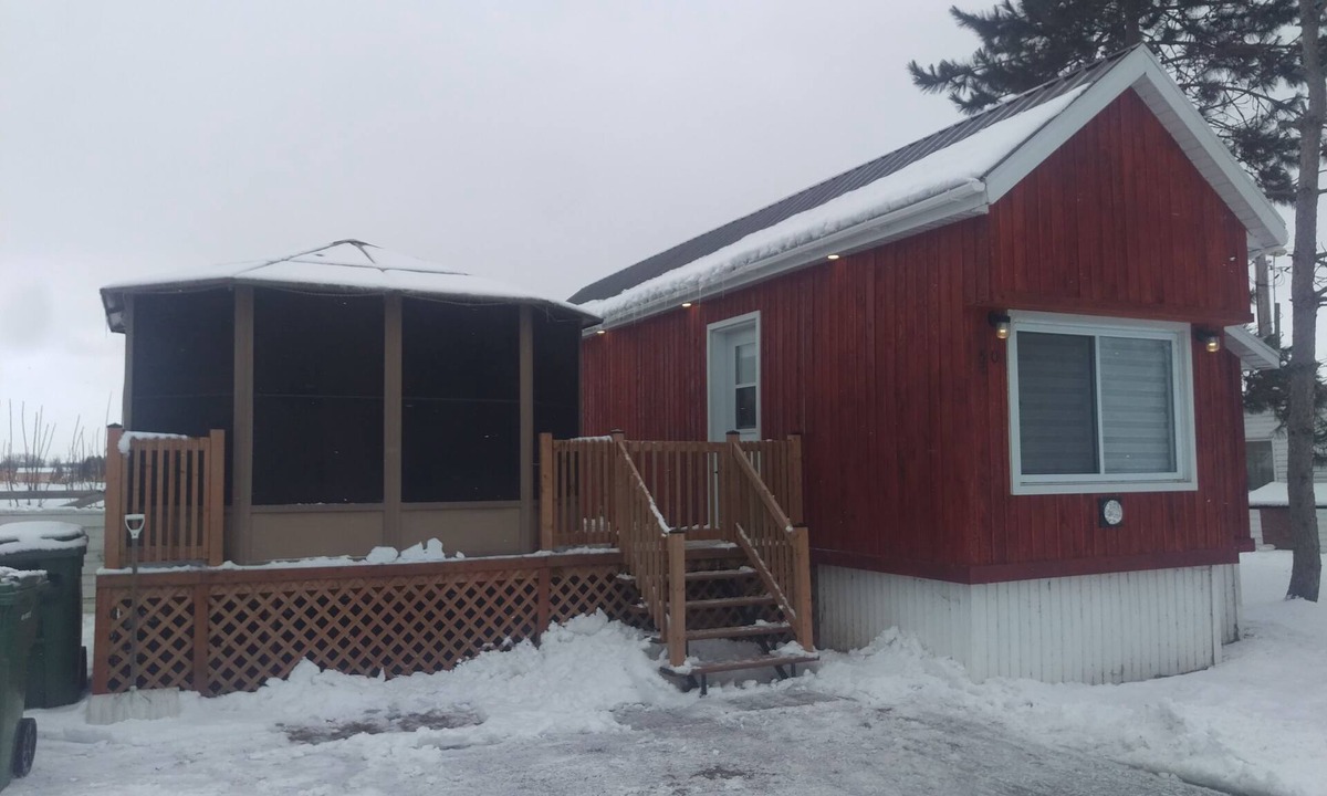 Farnham House | Mini-home with spa