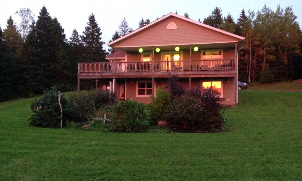 Mayfield House | Minutes to beaches, golf, and all ammenities