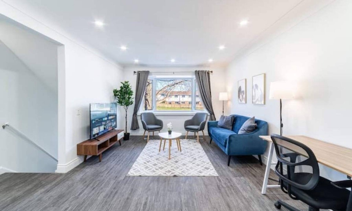 Burlington House | Minutes to Stunning Lakefront - 2 King Beds