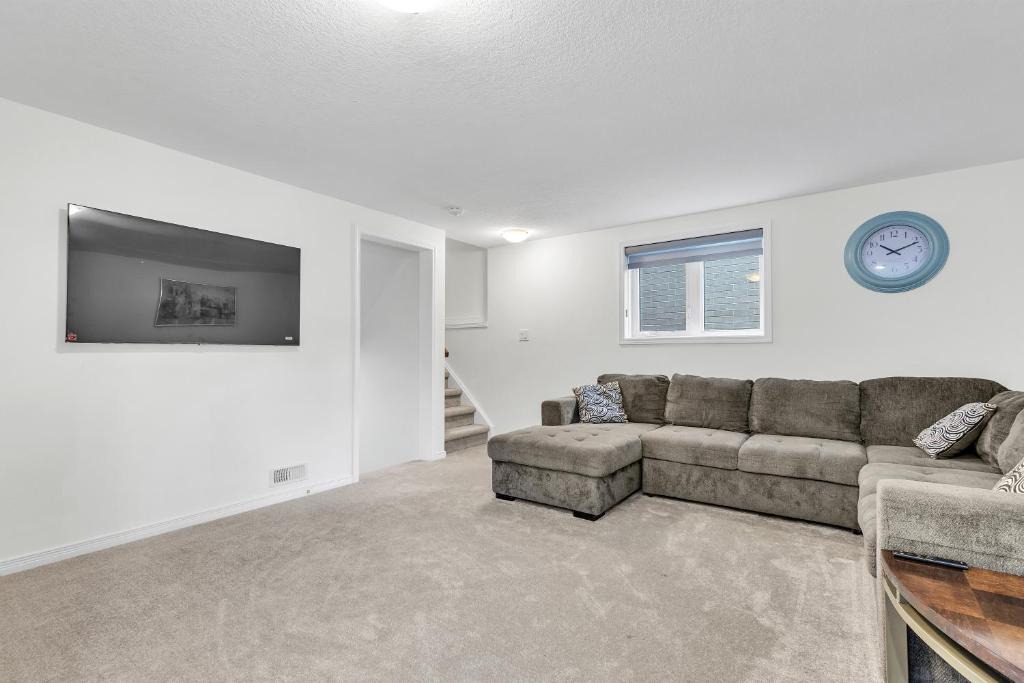 Cambridge Apartment | Modern 1 Bedroom + Den in Cambridge