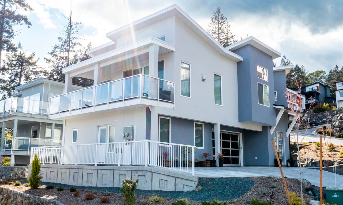 Colwood House | Modern 1-bedroom self contained suite w/Full Kitchen and Air Conditioning