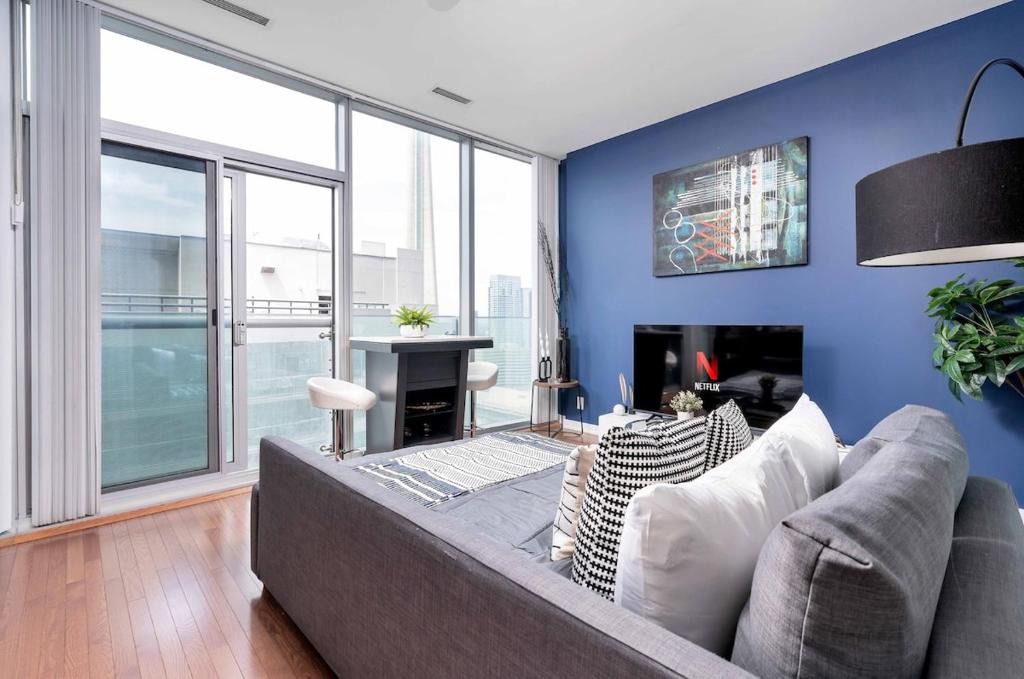 Toronto Entertainment District Apartment | Modern 1BR Condo Stunning Views Maple Leaf Square