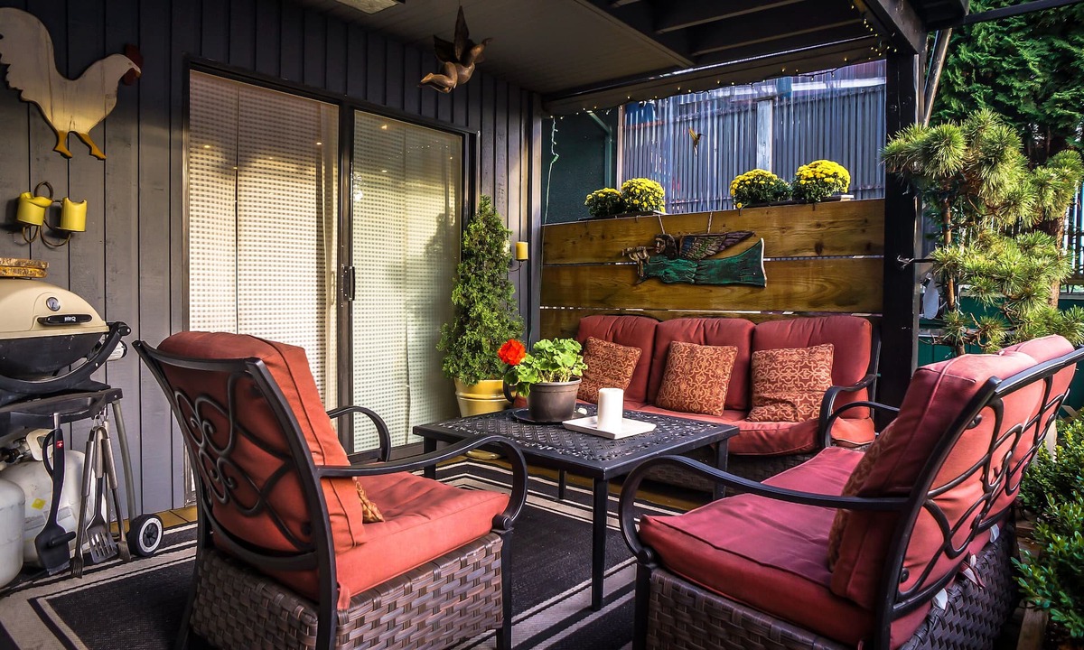 Upper Lonsdale House | Modern 3-bedroom Suite with BBQ patio- dog friendly - nature and city-combined
