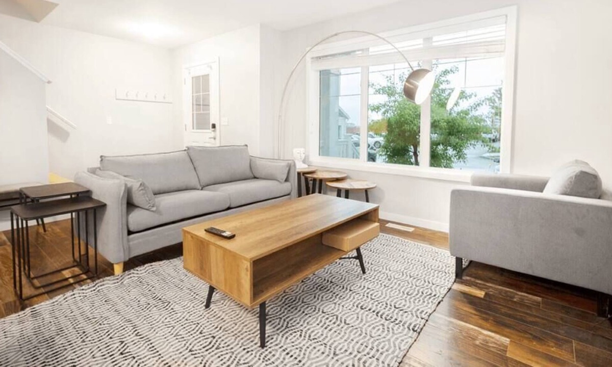 Fort Gary House | Modern 3BR Townhouse with Parking & Laundry
