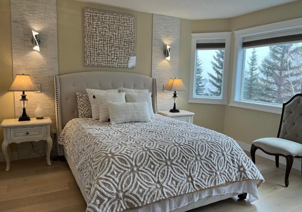Signal Hill House | Modern and Cozy Room with City skyline View