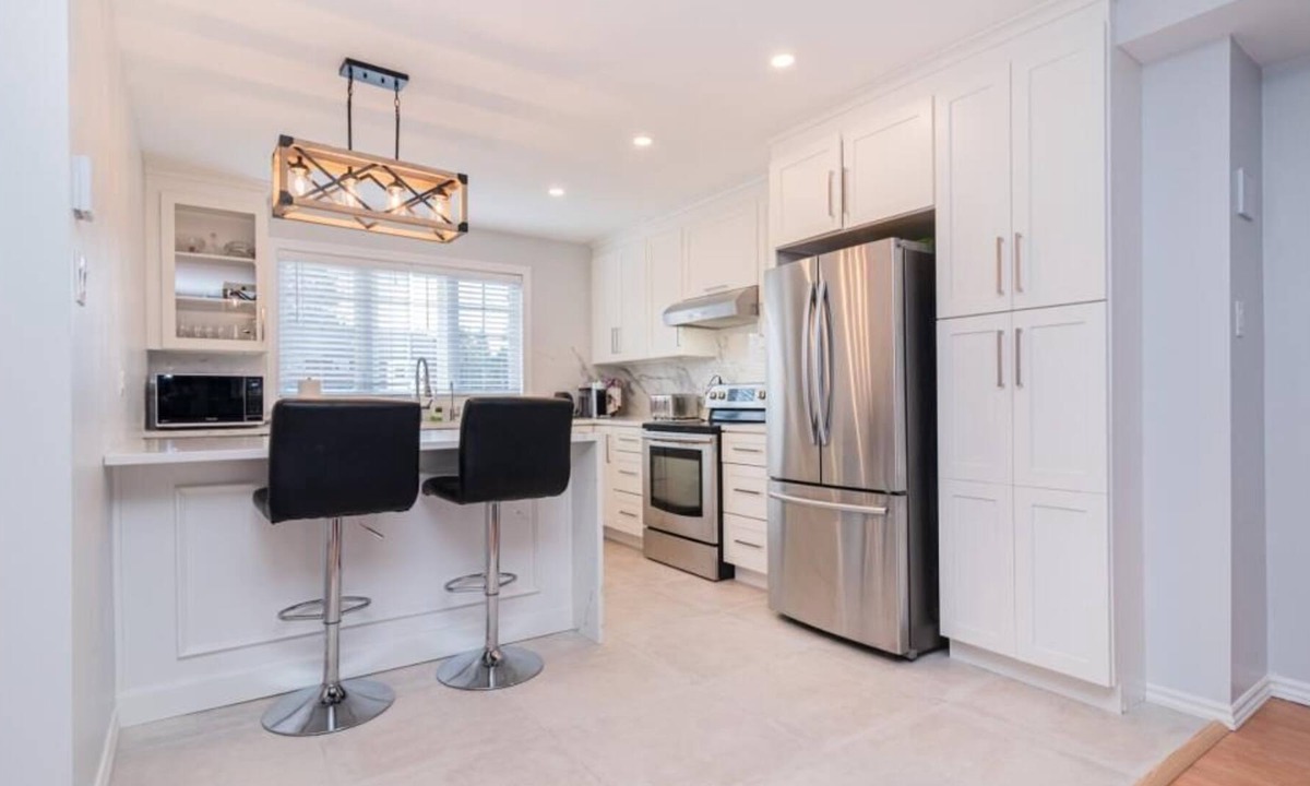Pierrefonds-Roxboro House | Modern and Spacious Townhouse