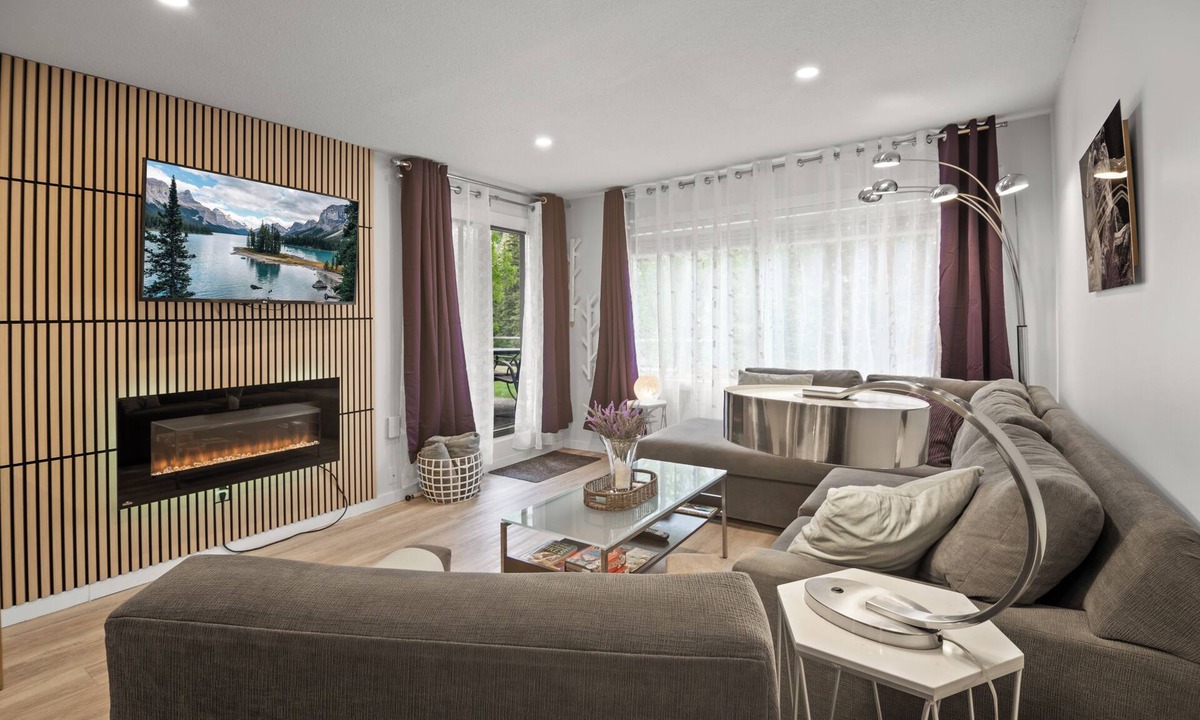Panorama Condo | Modern Bear retreat ,Creekside ,Hike, Bike, Ski, Soak, Ground level