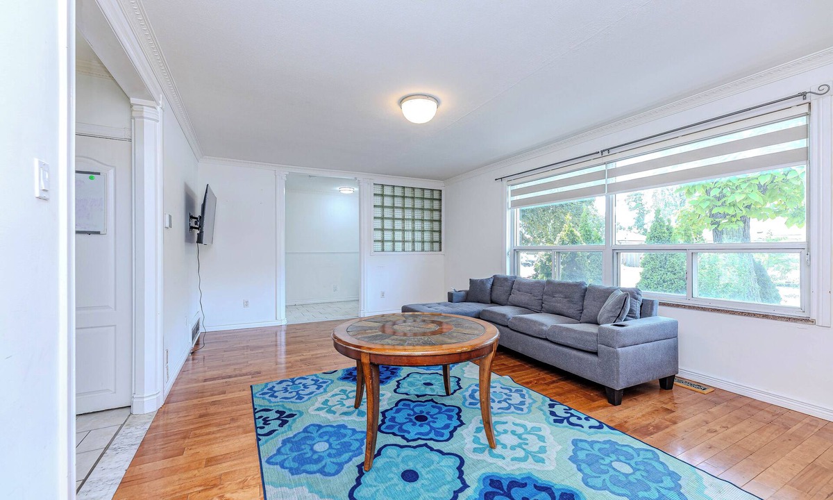 Northeast Mississauga House | Modern Bungalow Retreat + Free Parking