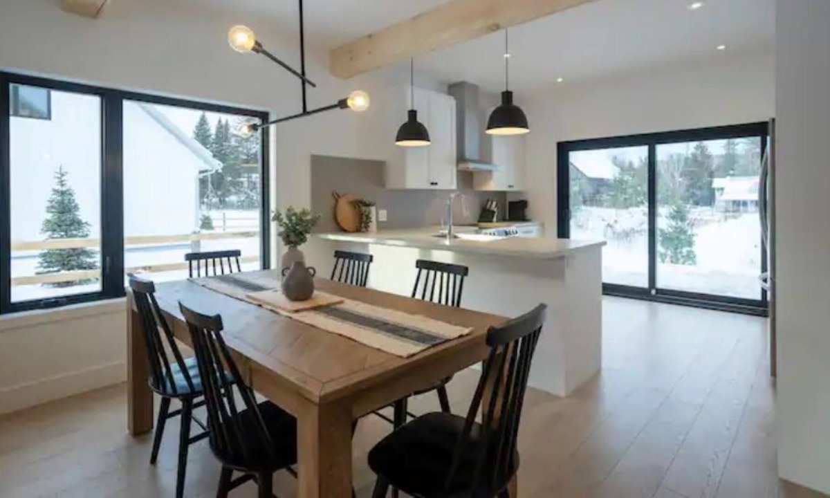 Arundel Cabin | Modern Canadian farmhouse across from golf course